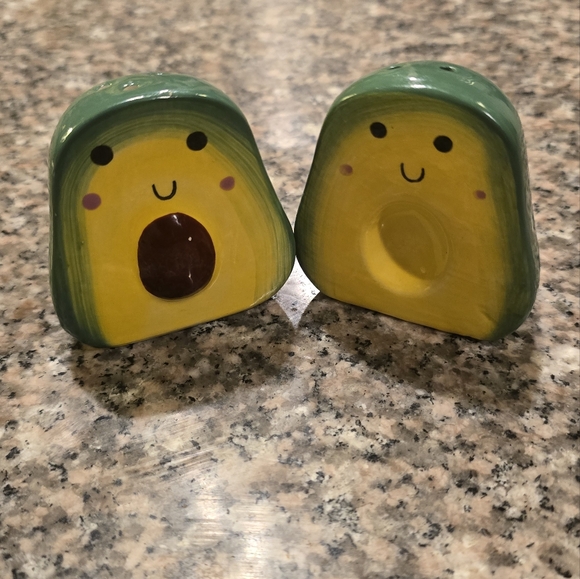 Cute avocado salt and pepper shakers new in box - Picture 1 of 6